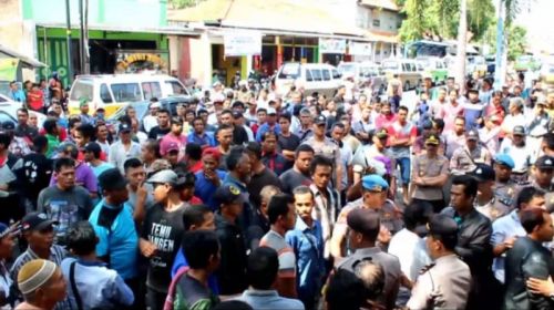 Ratusan sopir angkot di Kuningan Jawa Barat, mogok masal.