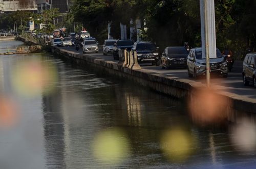 Sejumlah kendaraan melintasi ruas jalan Kalimalang, Kota Bekasi. (Foto: ANTARA/Fakhri Hermansyah)