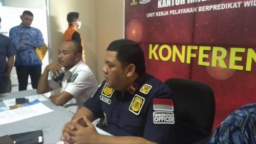 Kepala Imigrasi Cirebon saat melakukan konferensi pers di Cirebon, Jawa Barat, Jumat, 29 November 2019. Medcom.id/ Ahmad Rofahan