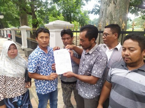 Warga Dusun Pancer mendatangi Istana Bogor, Jawa Barat. Foto: Medcom.id/Rizky Dewantara