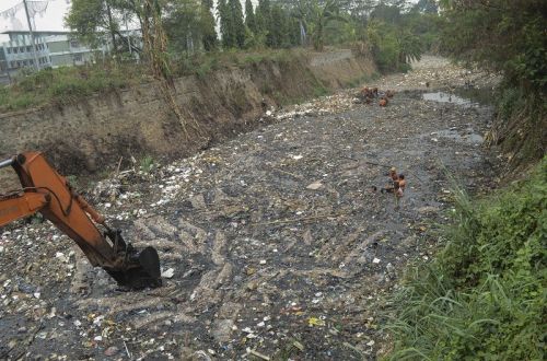 Sampah di Jambe Kelurahan Jatimulya, Tambun Selatan, Kabupaten Bekasi, Jawa Barat. Foto: ANT/Fakhri Hermansyah