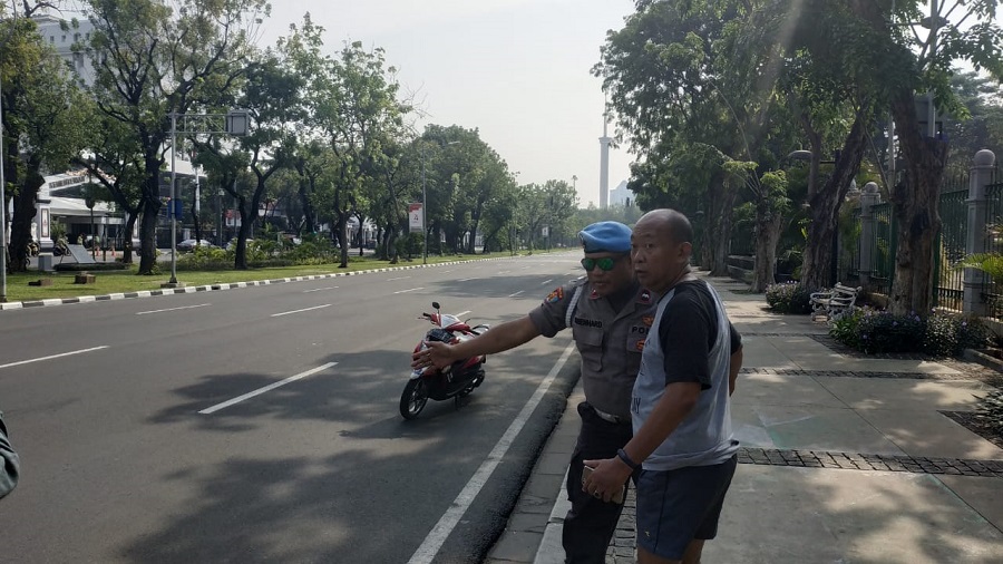 Polisi mengarahkan pejalan kaki menghindari pedestrian Jalan Medan Merdeka Utara, Jakarta Pusat/Medcom.id/Ilham Pratama Putra.