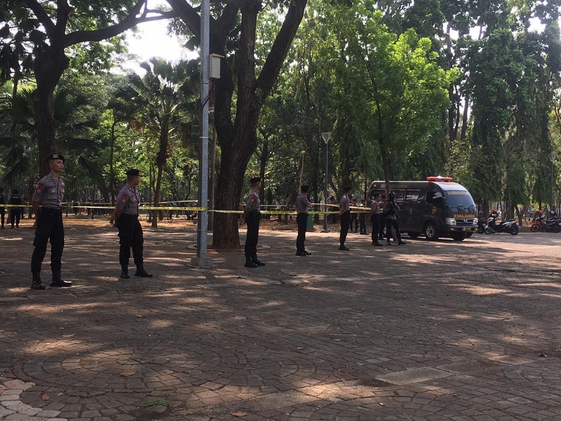 Sejumlah personel polisi menjaga lokasi ledakan di sisi utara Monumen Nasional, Jakarta Pusat, Selasa, 3 Desember 2019. Medcom.id/Ilham Pratama Putra.