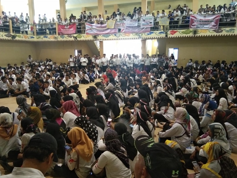 Guru honorer se-Kabupaten Cirebon berdemo di gedung PGRI Cirebon. Foto: Medcom.id/A Rofahan