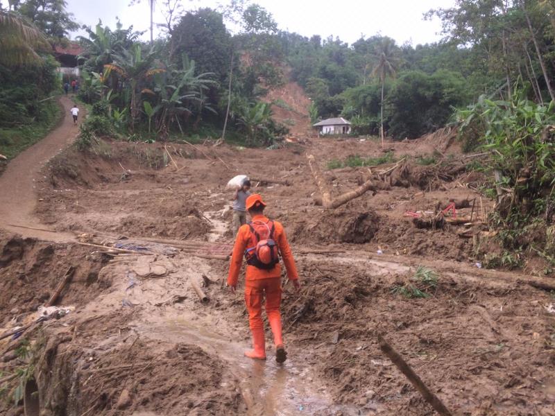 Anggota Basarnas melakukan evakuasi warga yang terisoliasi akibat tanah longsor di Desa Harkat Jaya, Kecamatan Sukajaya, Kabupaten Bogor. (Foto Dokumen Kantor SAR Bandung)