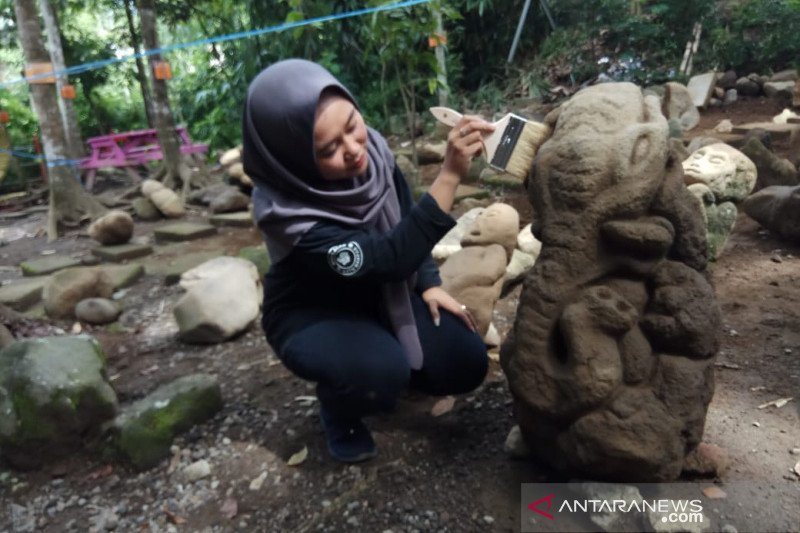 Petugas memeriksa kondisi patung batu di kawasan wisata Batu Mahpar, Kecamatan Leuwisari, Kabupaten Tasikmalaya, Jawa Barat. (Foto: ANTARA/Adeng Bustomi)