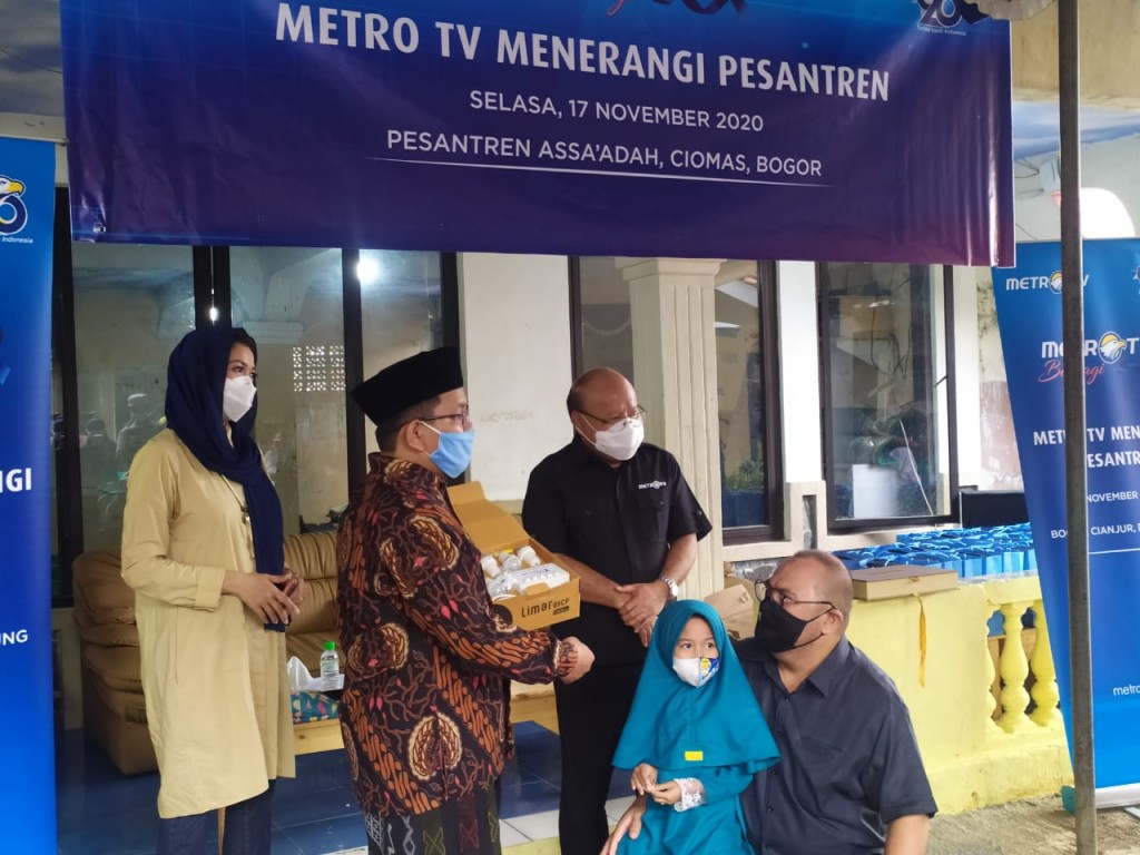 Rayakan HUT ke-20, Metro TV Berbagi Lampu Limar di Pesantren Bogor