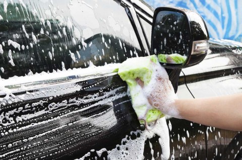 Mencuci mobil setelah terkena hujan wajib dilakukan untuk menghilangkan air hujan di mobil/Medcom.id