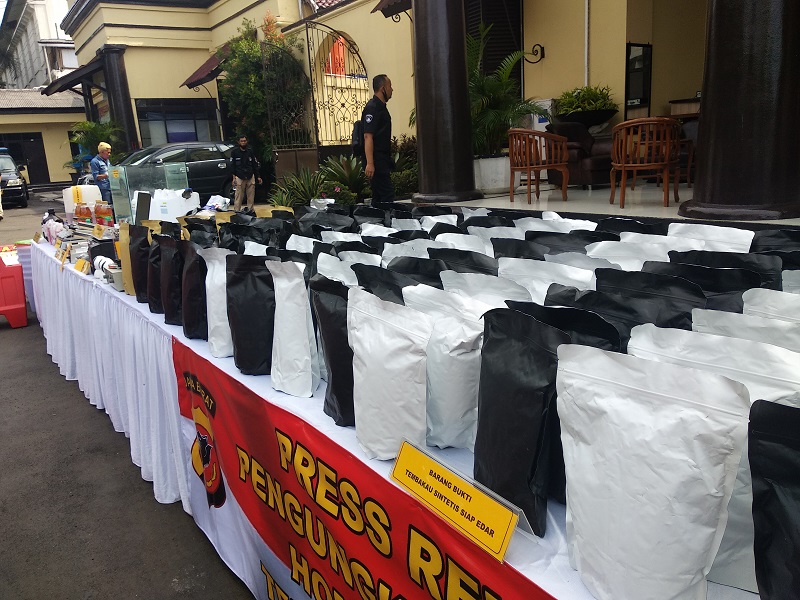 Polisi Bongkar Tempat Produksi Tembakau Gorila di Bekasi