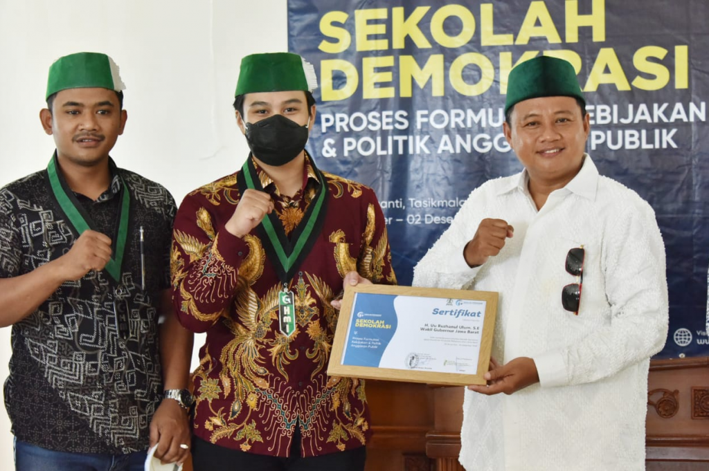 Wakil Gubernur Jawa Barat, Uu Ruzhanul Ulum (kanan). Sumber: humas.jabarprov.go.id