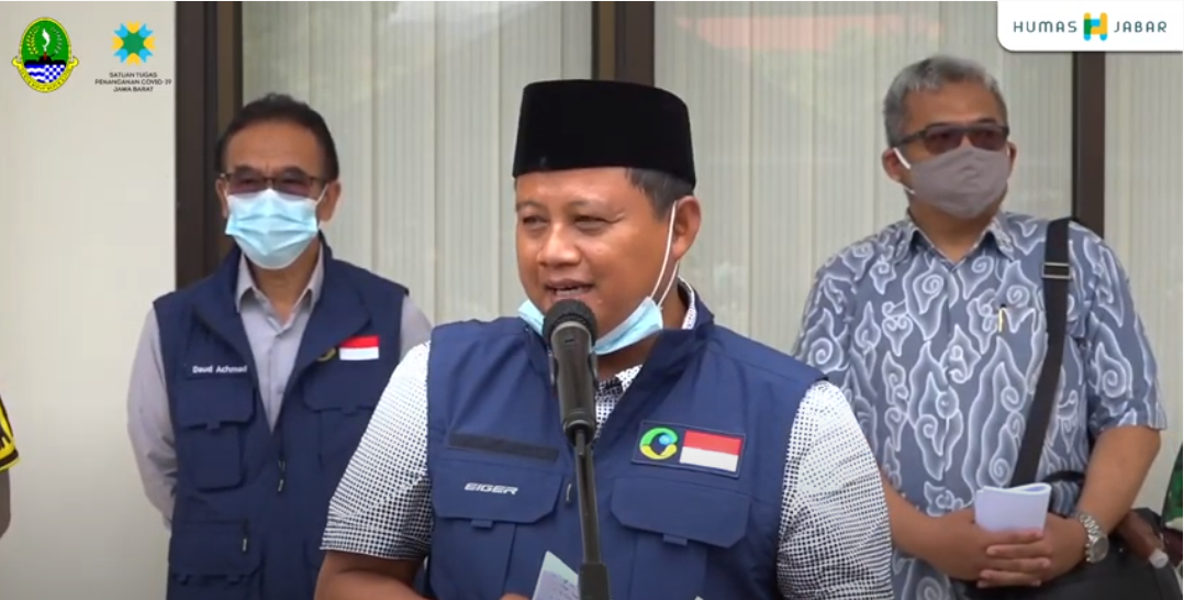 Wakil Gubernur Jawa Barat, Uu Ruzhanul Ulum (tengah). Sumber: YouTube Humas Jabar