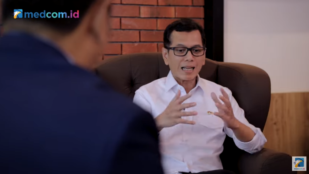 Menteri Pariwisata dan Ekonomi Kreatif, Wishnutama Kusubandion dalam diskusi virtual Newsmaker Medcom.id (Sumber: Youtube Medcom.id)