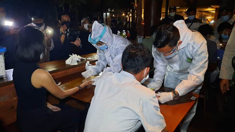 Petugas kesehatan tengah melakukan rapid test ke pengunjung salah satu THM di Kota Bekasi, Jawa Barat. Istimewa