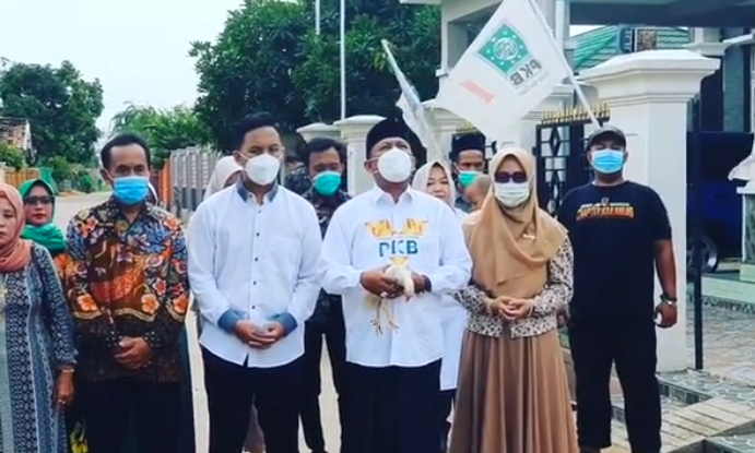 Calon Bupati Karawang, Ahmad Zamakhsyari, membawa ayam putih saat hendak memasuki TPS (Sumber: Instagram @ahmadzamakhsari)