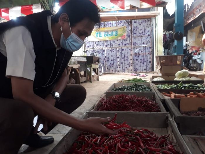 Petugas dinas pangan melakukan pengecekan kualitas cabai merah dan pengecekan harga di Pasar Baru Karawang, Selasa, 15 Desember 2020. MI/Cikwan Suwandi