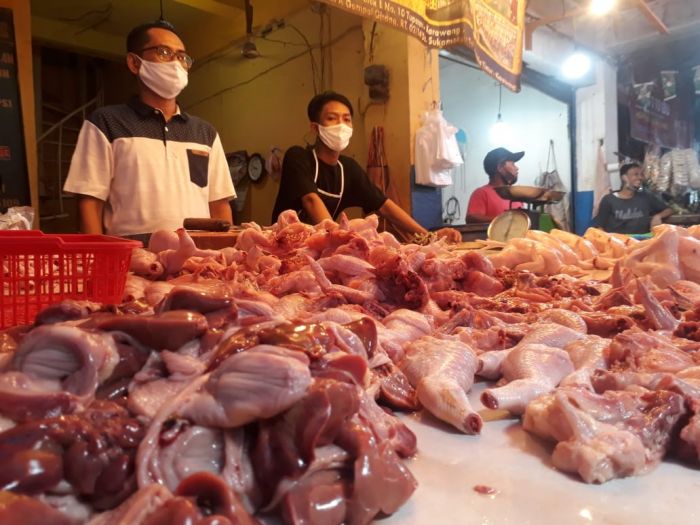 Pedagang ayam boiler di Pasar Baru Karawang, Asep Nandang, mengaku sejak pandemi pelanggannya banyak yang menguransi pembelian. MI/Cikwan Suwandi