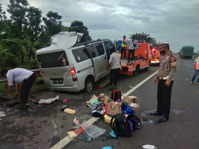 Petugas mengevakuasi minibus yang mengalami kecelakaan maut di Tol Cipali, Kamis, 17 Desember 2020. MI/Reza Sunarya