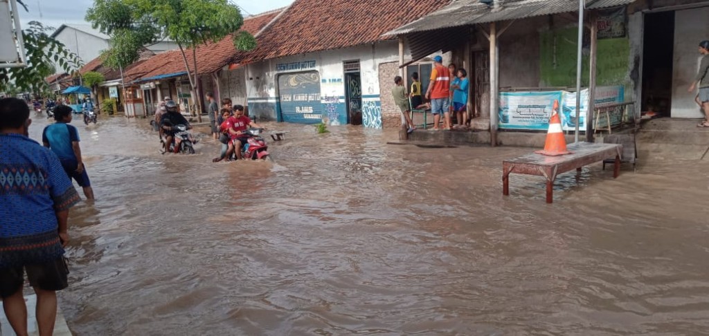 Permukiman warga di Desa Astanamukti Kecamatan Pangenan Kabupaten Cirebon terendam banjir.