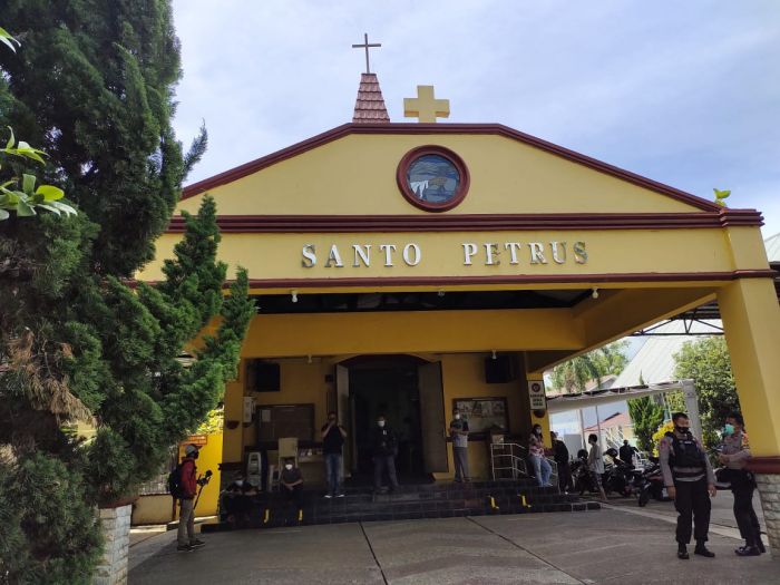 Gereja Katolik Santo Petrus Cianjur menggelar misa tatap muka dan daring. MI/Benny Bastiandy