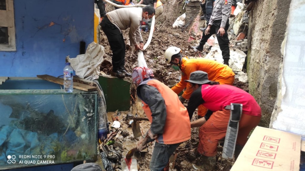 Proses pencarian korban tanah longsor di di Jalan Pasir Ipis, Kampung Lebak Cihideung, Kecamatan Lembang, Kabupaten Bandung Barat, Jawa Barat. (Foto: Istimewa)