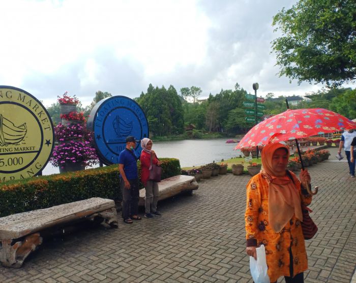 Pengunjung berfoto di Floating Market, Lembang, Kabupaten Bandung Barat, Minggu, 1 November 2020. (Foto: MI/Depi Gunawan)