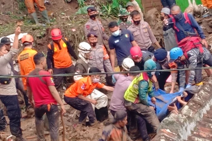 Petugas gabungan membawa kantong mayat korbang longsor di Kampung Lebak Cihideung, Desa Jyagari, Kecamatan Lembang, Jumat, 25 Desember 2020 sore. MI/Depi Gunawan