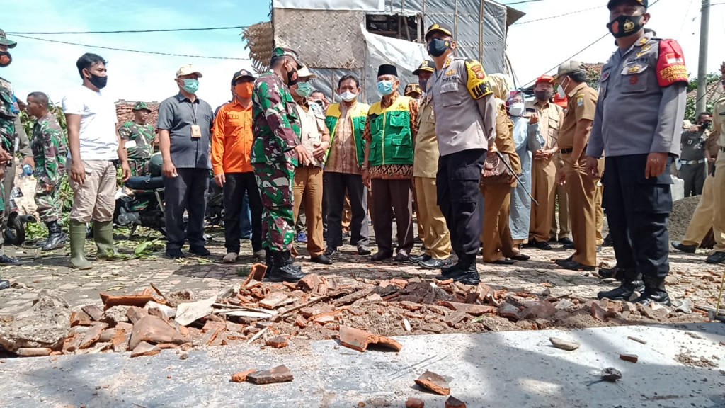 Bupati Cirebon, Imron, saat meninjau dan memberikan bantuan untuk korban angin puting beliung. Dok/Istimewa