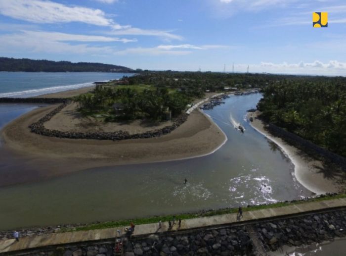 Balai Besar Wilayah Sungai Citanduy menyelesaikan pembangunan prasaranan pengendali banjir di Muara Sungai Cikidang