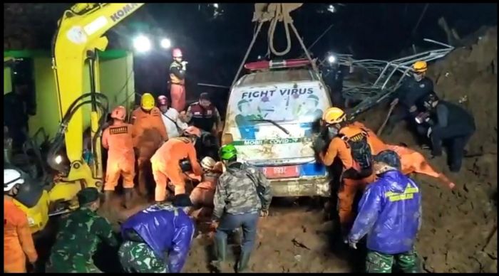 Evakuasi mobil ambulans yang ikut tertimbun di Desa Cihajuang, Kecamatan Cimanggung, Kabupaten Sumedang. Metro TV/Husni