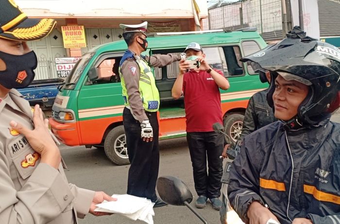 Sejumlah petugas Polres Cimahi, Jawa Barat, menghentikan warga yang tidak mengenakan masker saat berada di luar rumah