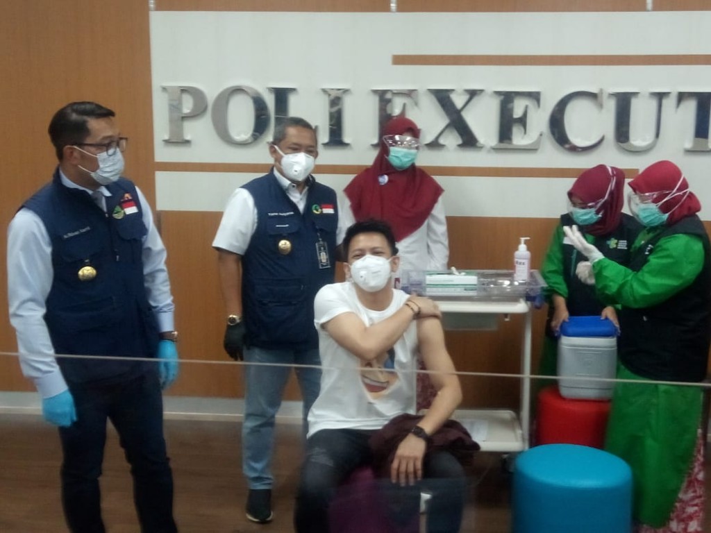 Ariel Noah divaksinasi Covid-19 di Rumah Sakit Kesehatan Ibu dan Anak (RSKIA) kota Bandung/Medcom.id