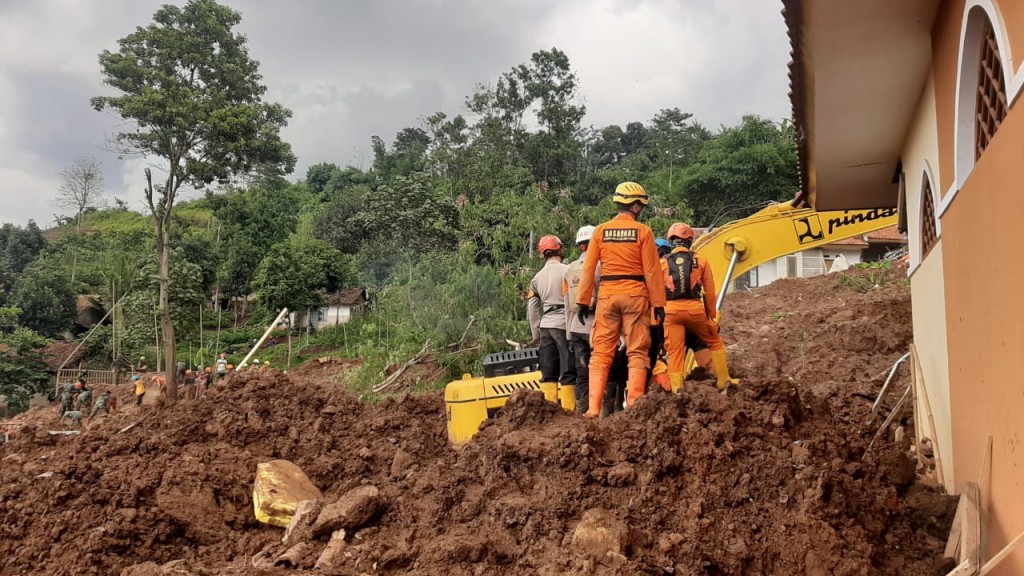 Petugas melakukan pencarian korban longsor di Desa Cihanjuang, Kecamatan Cimanggung, Kabupaten Sumedang, Jawa Barat. Dokumentasi/ istimewa