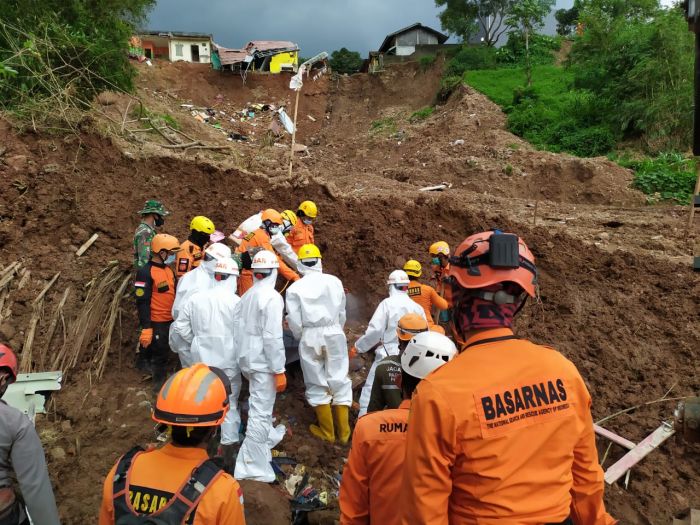 Tim SAR berhasil menemukan 40 korban meninggal dunia akibat longsor di Cihanjuang, Kabupaten Sumedang. (Dok Humas Basarnas Bandung)