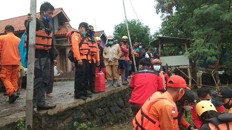 Petugas melakukan pencarian korban hanyut di Cirebon, Selasa pagi, 19 Januari 2021. Medcom.id/A Rofahan