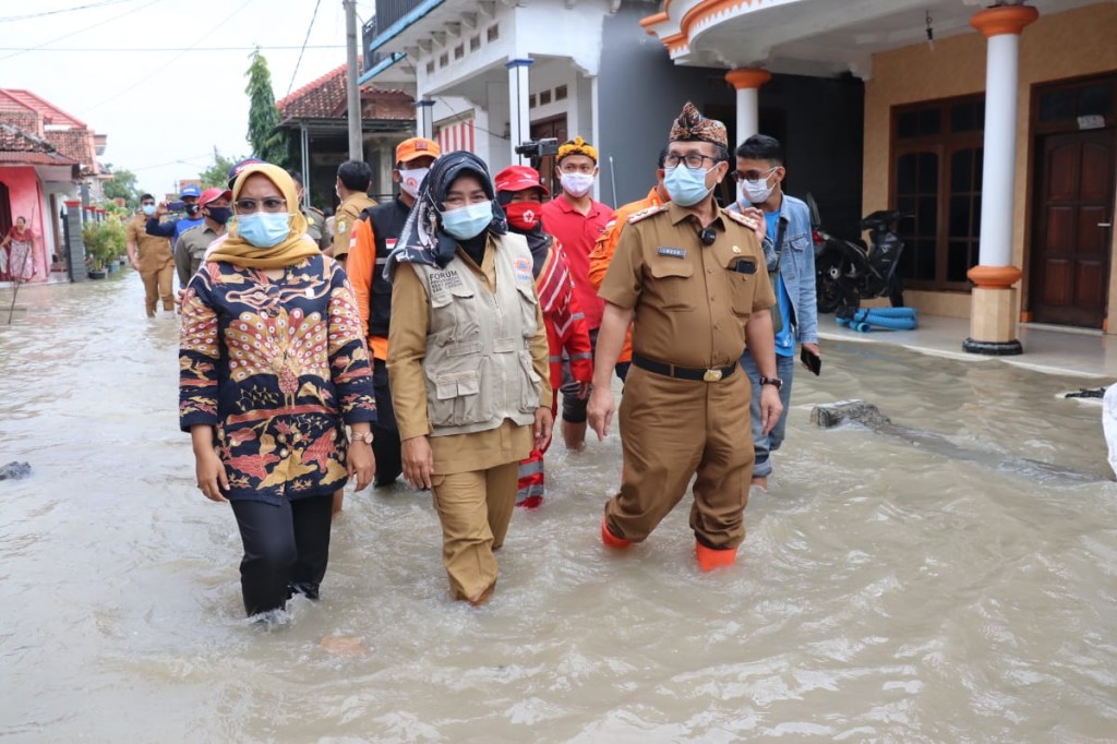 Bupati Cirebon, Imron, saat mengunjungi lokasi banjir di Desa Suranenggala Kulon, Cirebon, Selasa, 19 Januari 2021. Dokumentasi/ istimewa