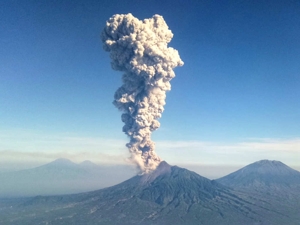 Letusan freatik Gunung Merapi dilihat dalam perjalanan pesawat di Yogyakarta, Jumat (11/5). (Foto: Unit Fotografi UGM/Andyani Surya). (Ahmad Mustaqim)