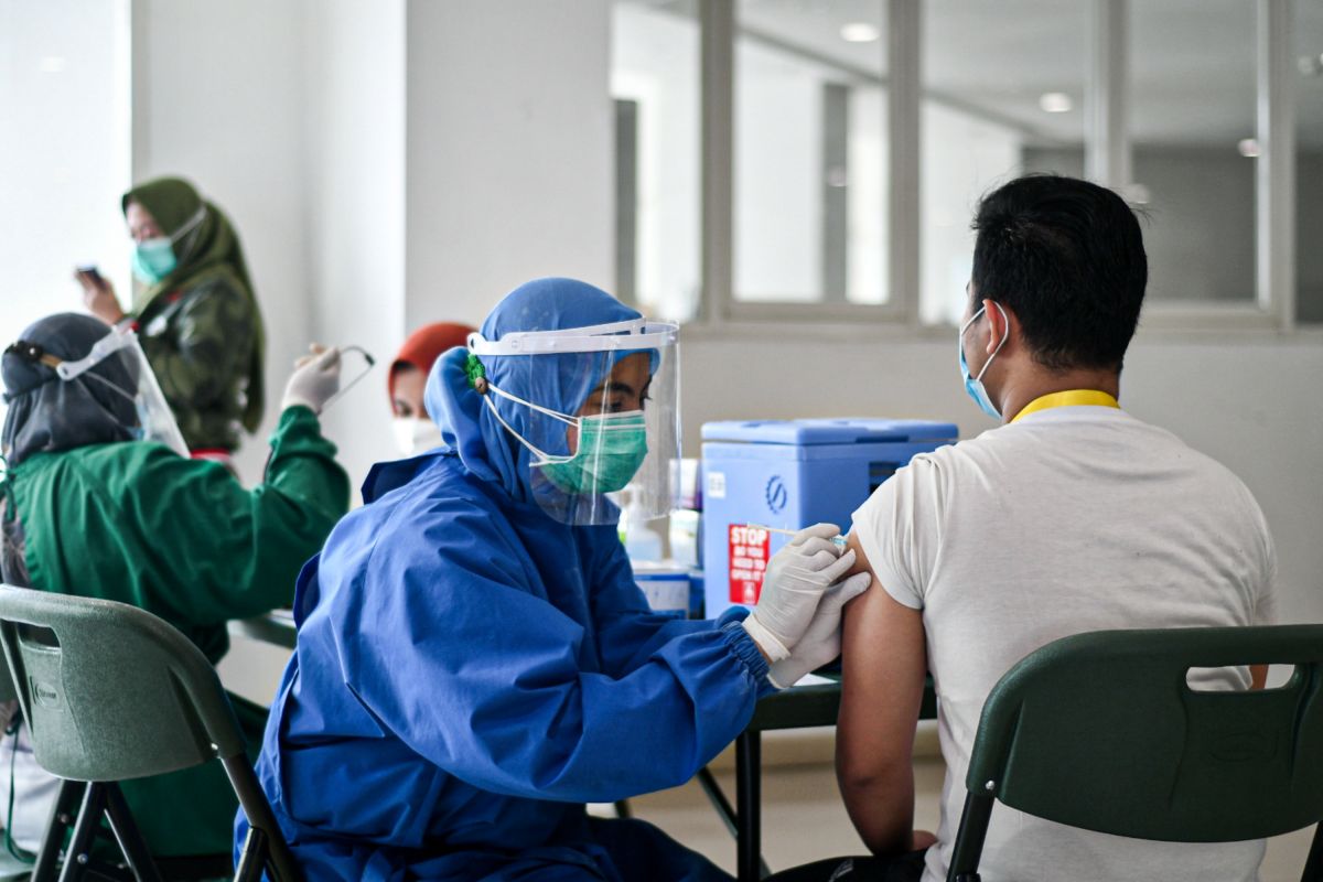 Sejumlah tenaga kesehatan menjalani vaksinasi di Rumah Sakit Darurat (RSD) Wisma Atlet, Jakarta, Rabu, 20 Januari 2021. MI/Andri Widiyanto