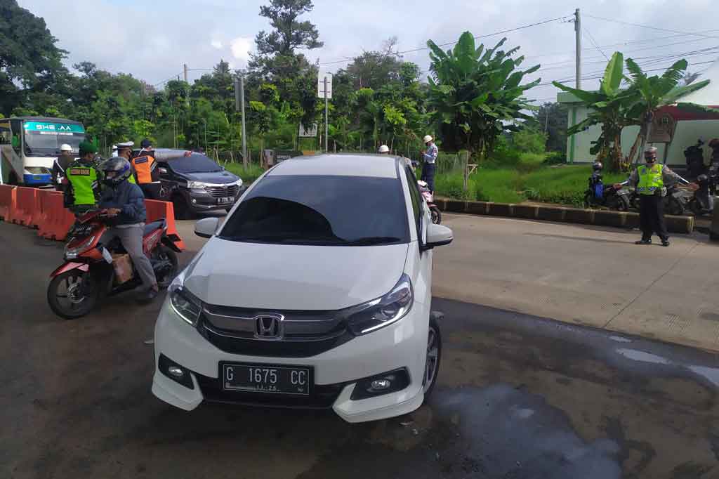 Kendaraan menuju Kota Bogor diminta putar balik lantaran melanggar kebijakan ganjil genap. (Foto: Medcom.id/Rizky)