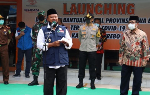 Wagub Jabar Uu Ruzhanul Ulum saat melaunching bantuan Pemprov Jabar di Cirebon, Sabtu, 9 Mei 2020. Medcom.id/ Ahmad Rofahan