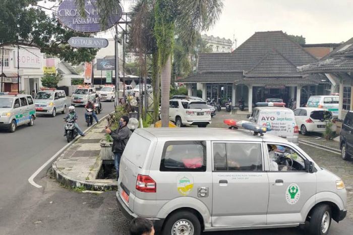 Sejumlah ambulans beriringan di Jalan REMartadinata, Kecamatan Cipedes, Kota Tasikmalaya, Jawa Barat, memasuki halaman Hotel Crown. (Foto: MI/Kristiadi)