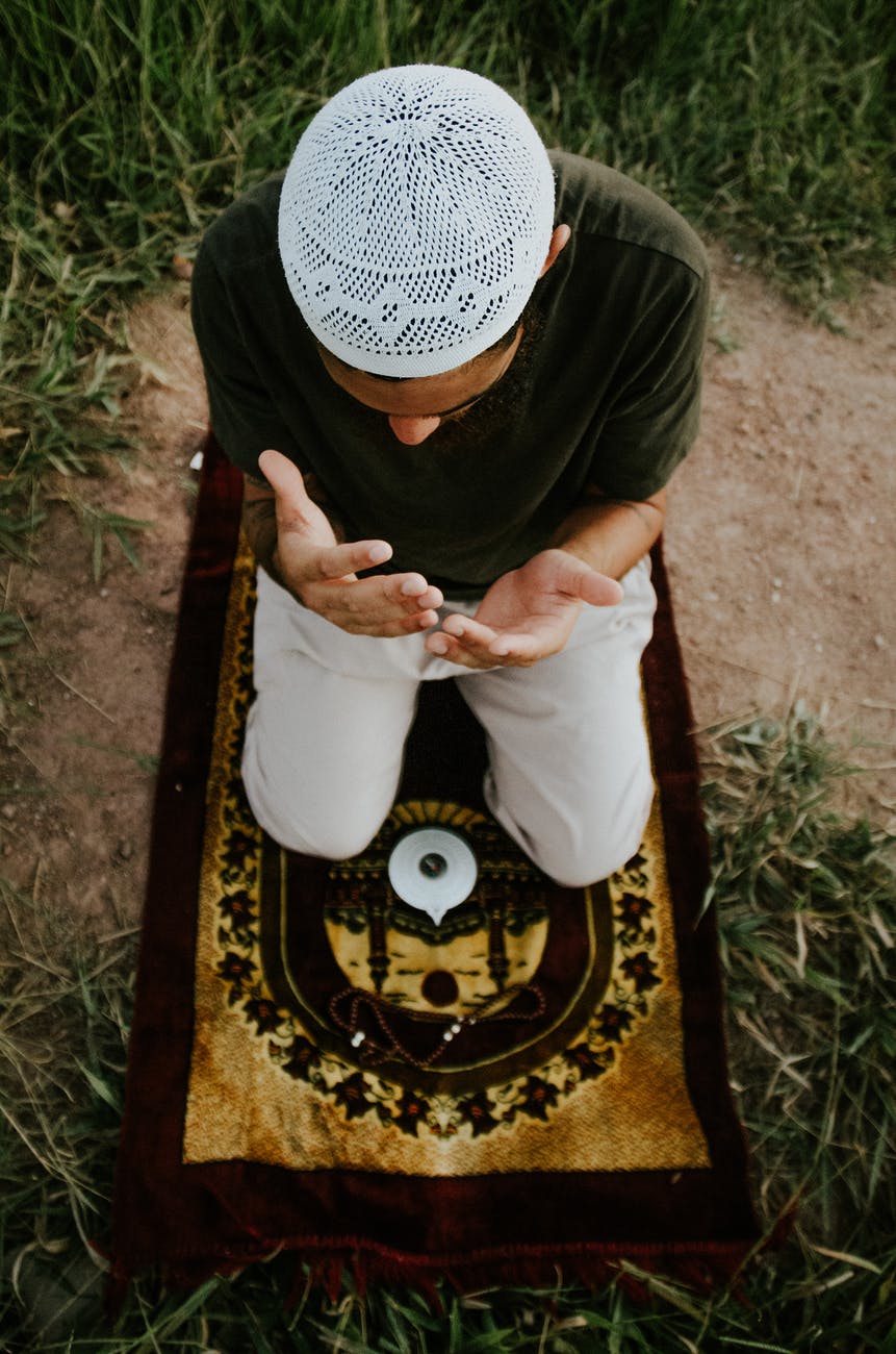 Menggaruk Badan Ketika Salat, Batalkah?