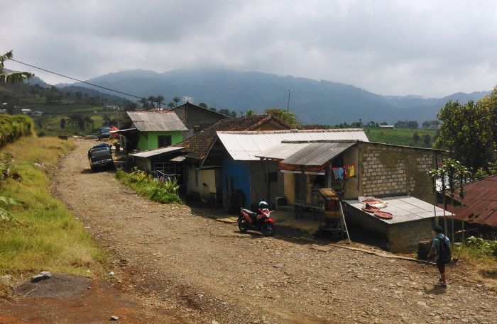 Sejumlah bangunan berdiri di Jalur Puncak II Desa Batulawang, Cianjur, Jawa Barat. (Foto: MI/Bebeng Surebeng)