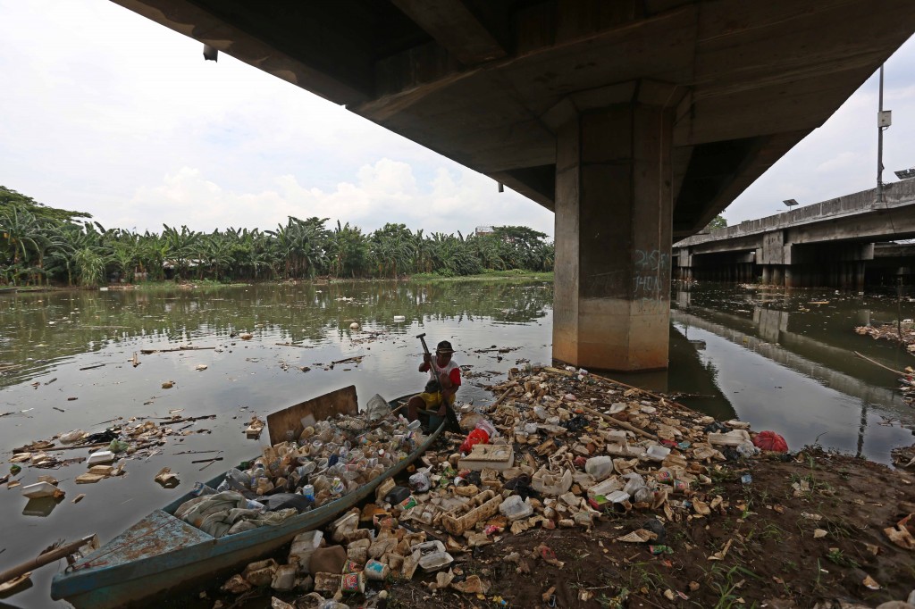 Ternyata Ini yang Menyumbat Aliran Sungai Cikeas di Bekasi