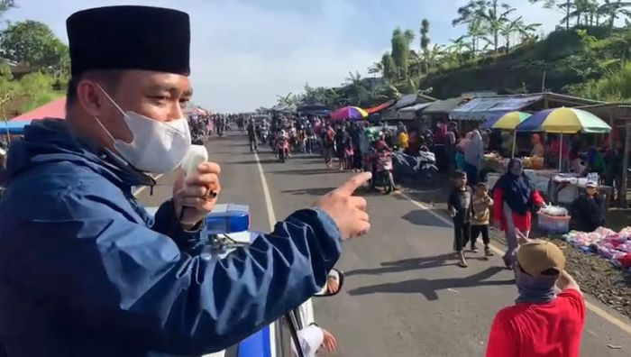 Wakil Bupati Tasikmalaya, Deni Ramdani Sagara saat sidak di pasar kaget di Jalan Ciawi-Singaparna, Kabupaten Tasikmalaya, Senin, 15 Maret 2021. MI/Kristiadi