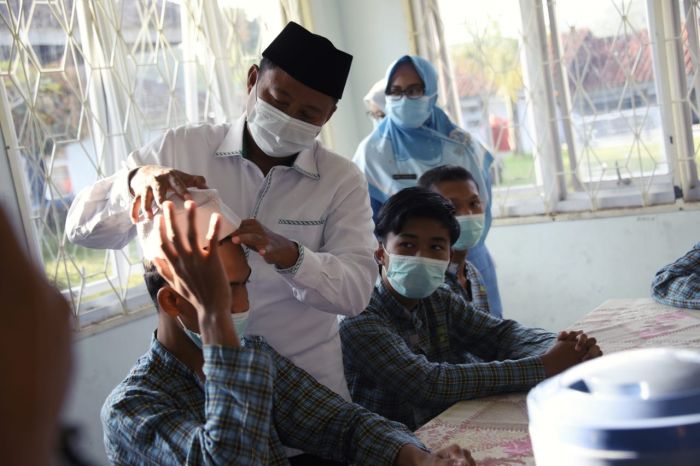 Wakil Gubernur Jawa Barat, Uu Ruzhanul Ulum, sedang mengunjungi ratusan anak kecanduan gawai di RSJ Cisarua/Dok. Pemprov Jabar