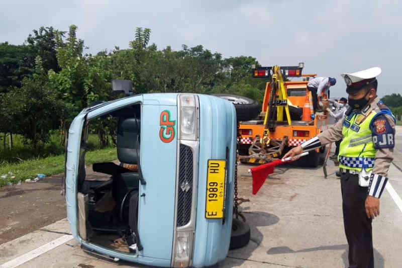 Kecelakaan angkot di Tol Cipali /Antara-Satlantas Polres Majalengka)