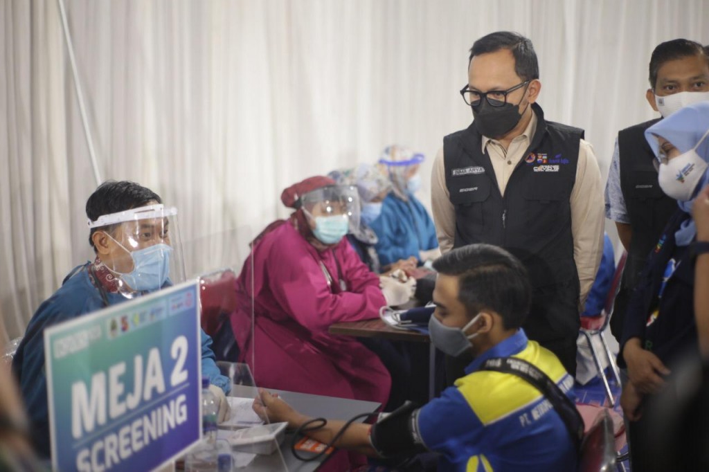 Wali Kota Bogor Bima Arya, memantau vaksinasi covid-19, Senin, 22 Maret 2021. Medcom.id/ Rizky Dewantara