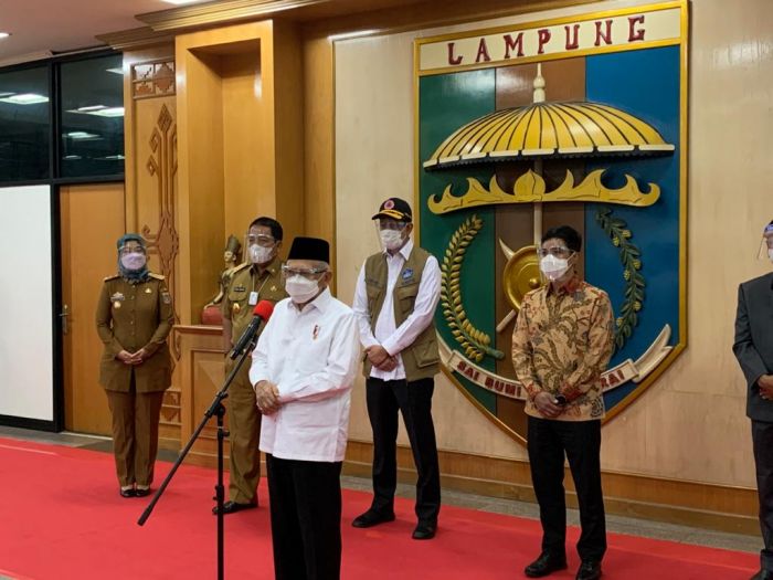 Wapres Ma’ruf Amin mengadakan jumpa pers usai meninjau kegiatan vaksinasi di Kantor Provinsi Lampung/ MI (Emir Chairullah)