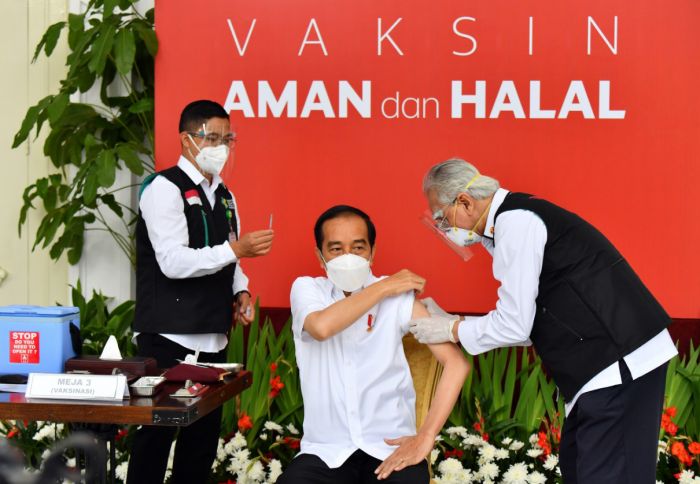 Presiden Joko Widodo menjadi orang pertama divaksinasi Covid-19 Sinovac di Istana Merdeka, Jakarta, Rabu, 13 Januari 2021. Foto: MI/Agus Suparto