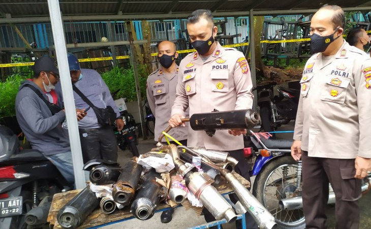 Polisi mengamankan seratusan motor yang bergerombol menongkrong di Jalan Ir H Djuanda, Kota Bandung, Jawa Barat. Foto: Antara/Bagus Ahmad Rizaldi)